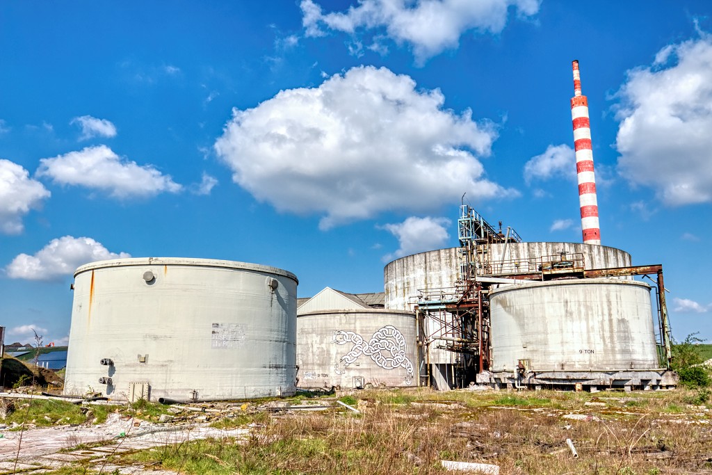 HDR graffiti streetart art kunst factory usine fabriek urbex chemie chemical industry industrie lost abandoned abandonnee decay vervuild pollution vervuiling